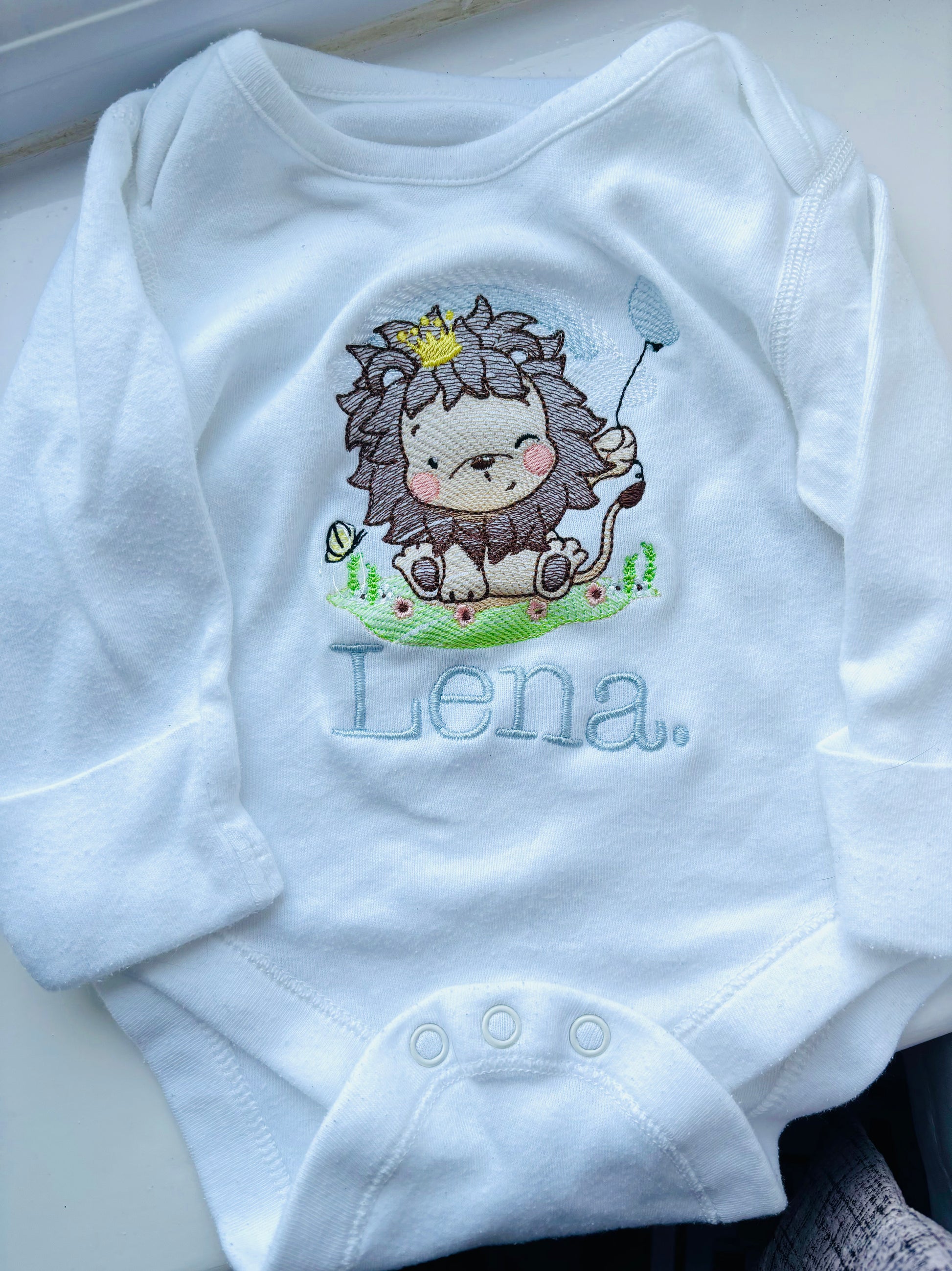 Embroidered baby clothes 