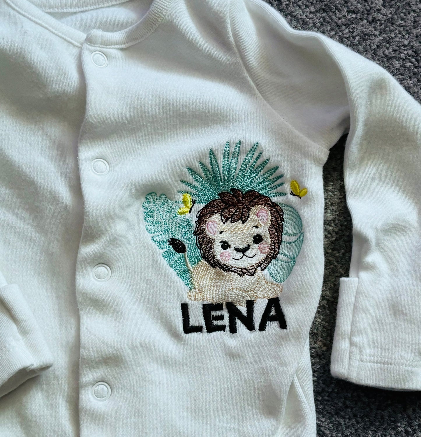 Embroidered baby clothes 