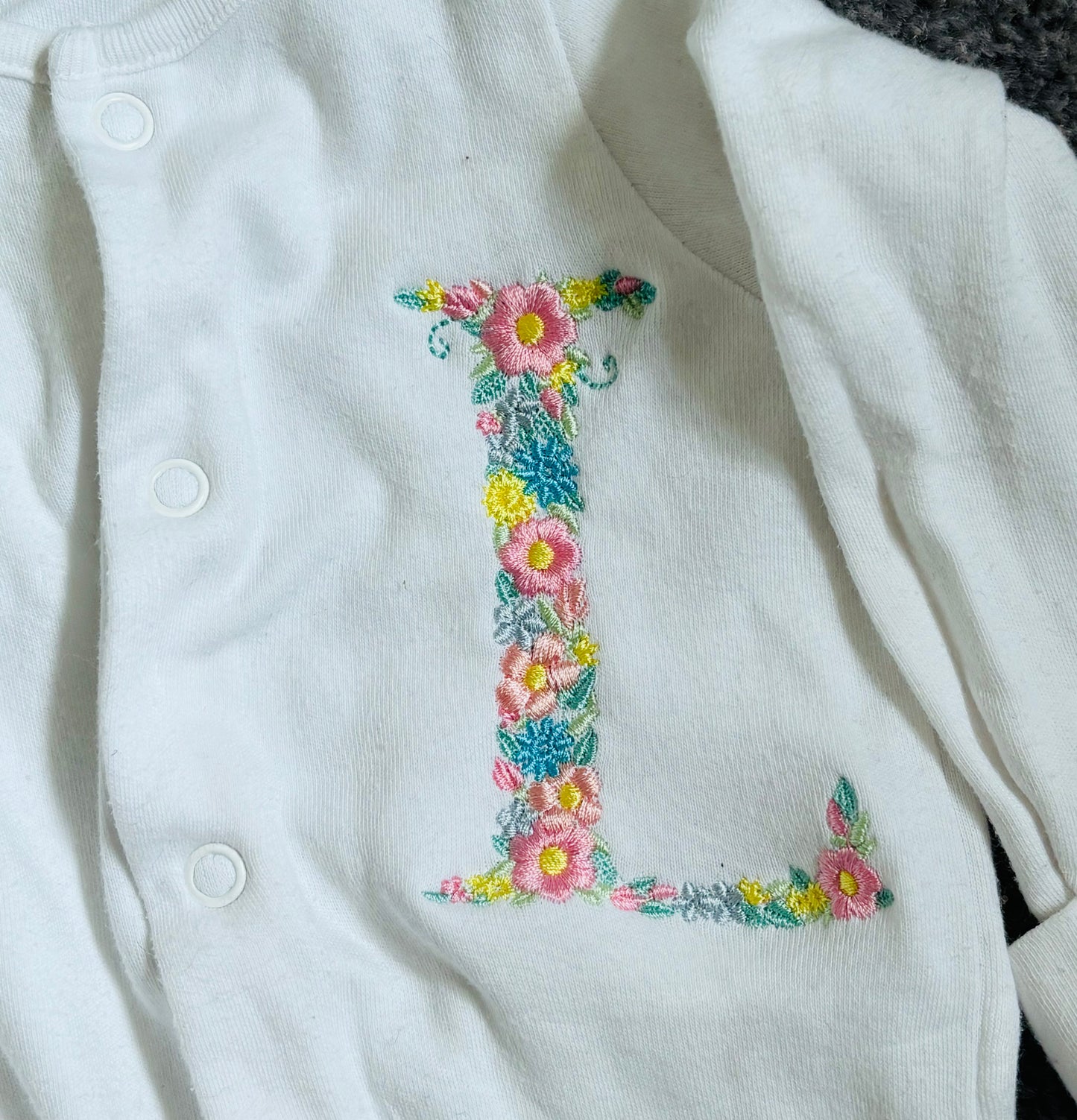 Embroidered baby clothes 